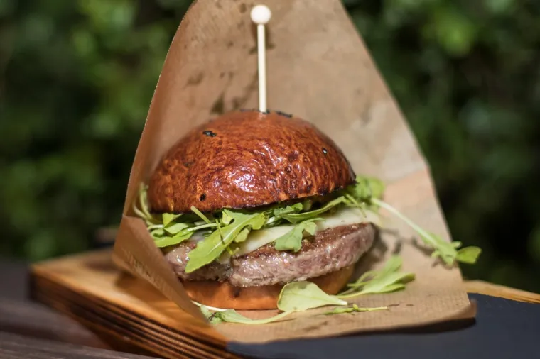 HRPA FINOG MESA, UMAKA, DODATAKA I DOBROG RASPOLOŽENJA: Centar Zagreba opijen miomirisima, počeo je 2. Zagreb burger festival