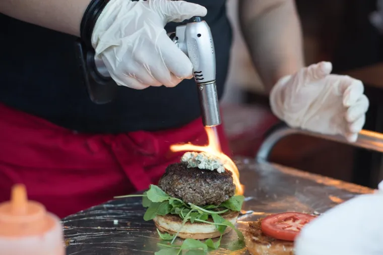 HRPA FINOG MESA, UMAKA, DODATAKA I DOBROG RASPOLOŽENJA: Centar Zagreba opijen miomirisima, počeo je 2. Zagreb burger festival