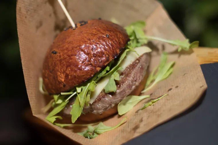 HRPA FINOG MESA, UMAKA, DODATAKA I DOBROG RASPOLOŽENJA: Centar Zagreba opijen miomirisima, počeo je 2. Zagreb burger festival