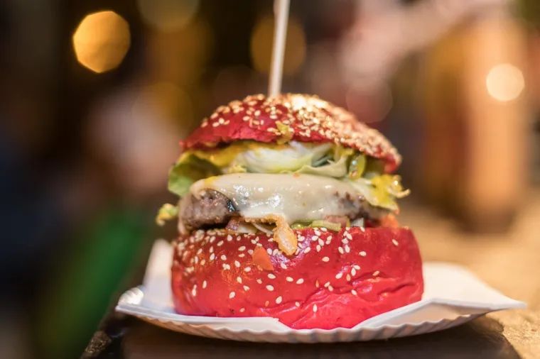 HRPA FINOG MESA, UMAKA, DODATAKA I DOBROG RASPOLOŽENJA: Centar Zagreba opijen miomirisima, počeo je 2. Zagreb burger festival