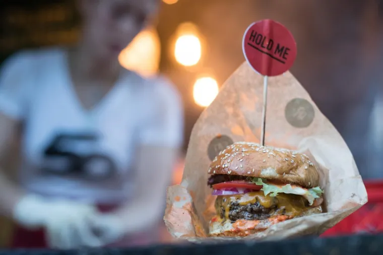 HRPA FINOG MESA, UMAKA, DODATAKA I DOBROG RASPOLOŽENJA: Centar Zagreba opijen miomirisima, počeo je 2. Zagreb burger festival