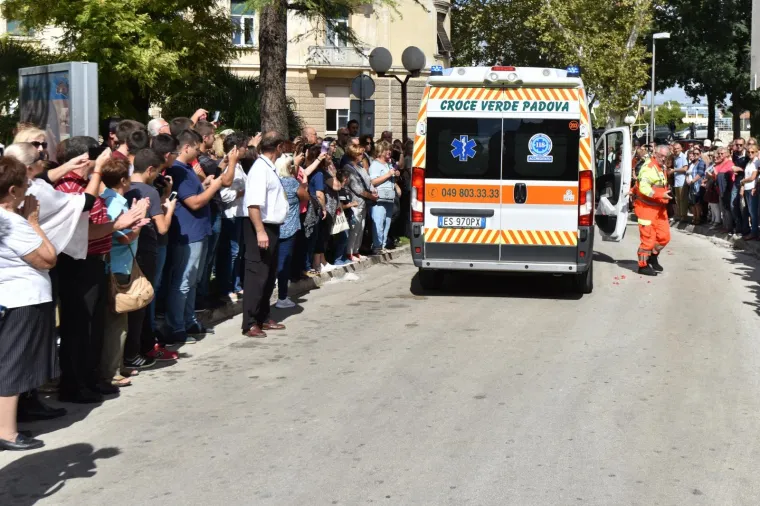Stotine vjernika ispred crkve Gospe od zdravlja dočekalo je tijelo  Leopolda Bogdana Mandica, sveca koji je zivio i radio u Zadru. 
Sarkofag sa svečevim tijelom dovezen je iz Padove u Italiji sanitetskim vozilom.