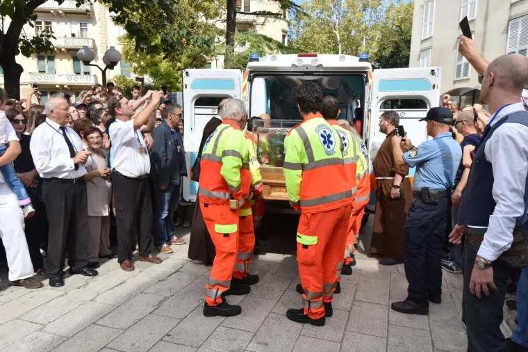 SVETAC SE VRATIO U ZADAR: Stotine vjernika dočekalo tijelo Leopolda Mandića