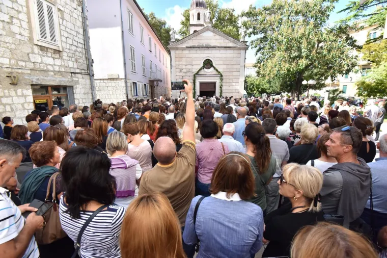 SVETAC SE VRATIO U ZADAR: Stotine vjernika dočekalo tijelo Leopolda Mandića