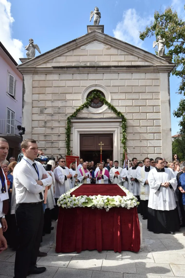 SVETAC SE VRATIO U ZADAR: Stotine vjernika dočekalo tijelo Leopolda Mandića
