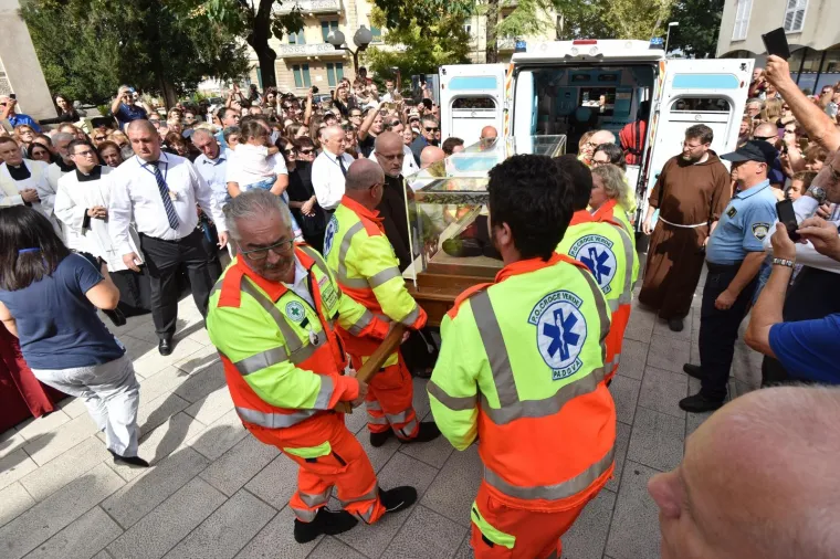 SVETAC SE VRATIO U ZADAR: Stotine vjernika dočekalo tijelo Leopolda Mandića