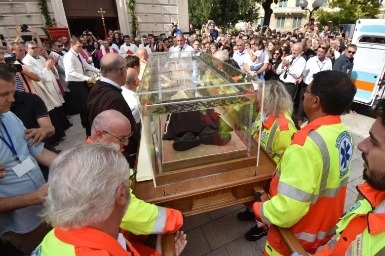 SVETAC SE VRATIO U ZADAR: Stotine vjernika dočekalo tijelo Leopolda Mandića