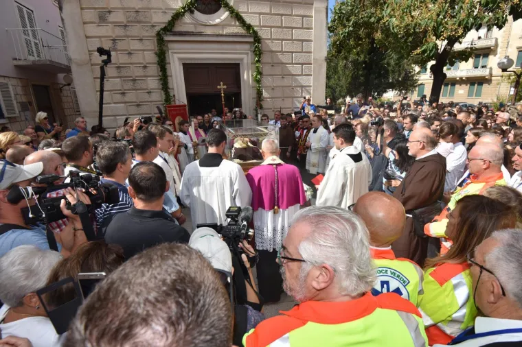 SVETAC SE VRATIO U ZADAR: Stotine vjernika dočekalo tijelo Leopolda Mandića