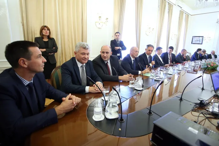 Predsjednik Vlade Republike Hrvatske Andrej Plenković, u okviru priprema za nastavak političkih razgovora sa Slovenijom, pozvao je na konzultacije predsjednike parlamentarnih stranaka u vezi odnosa Hrvatske i Slovenije.