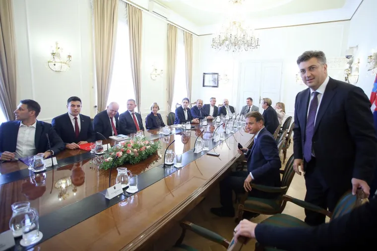 SUSRET PREMIJERA I OPORBENIH LIDERA: Evo kako su se pozdravili Plenković i njegov biv&scaron;i koalicijski partner