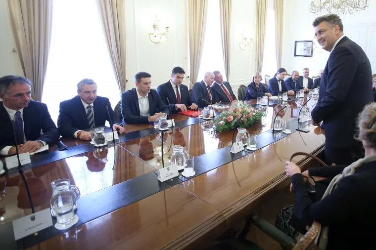 SUSRET PREMIJERA I OPORBENIH LIDERA: Evo kako su se pozdravili Plenković i njegov biv&scaron;i koalicijski partner