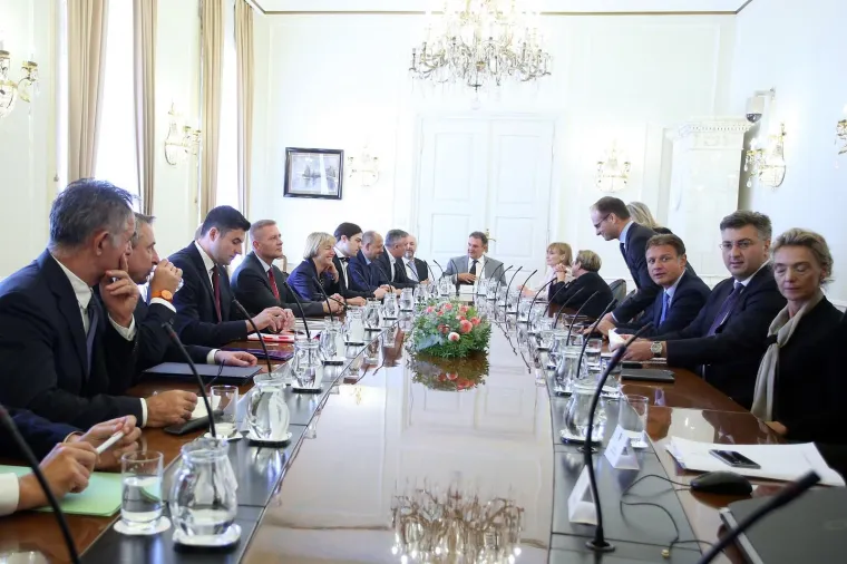 SUSRET PREMIJERA I OPORBENIH LIDERA: Evo kako su se pozdravili Plenković i njegov biv&scaron;i koalicijski partner