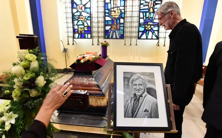 ZBOGOM, SMOKI: Kolege i prijatelji ispratili Ljubišu Samardžića na vječni počinak, glumčeva obitelj je neutješna