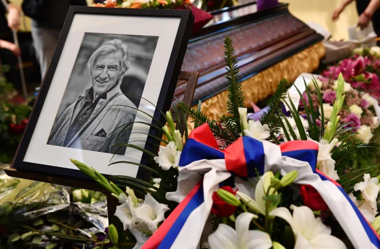 ZBOGOM, SMOKI: Kolege i prijatelji ispratili Ljubišu Samardžića na vječni počinak, glumčeva obitelj je neutješna