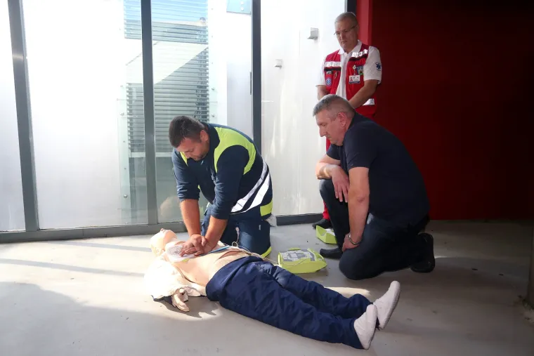 Predstavljanje projekta Defibrilatori. Na razini -1 javne garaže Kvatrić postavljen je vanjski uređaj za defibrilaciju