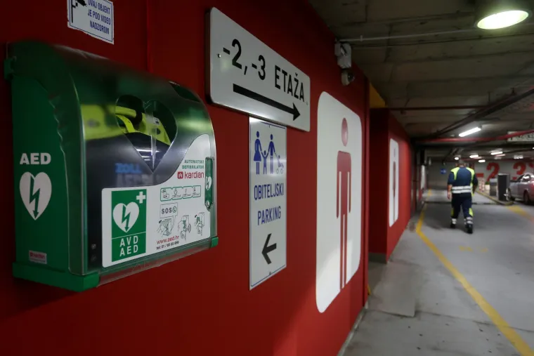 Predstavljanje projekta Defibrilatori. Na razini -1 javne garaže Kvatrić postavljen je vanjski uređaj za defibrilaciju