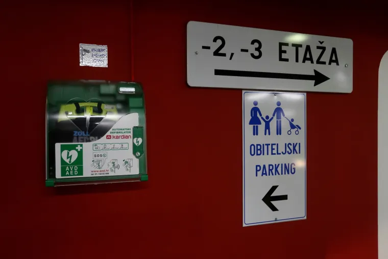 Predstavljanje projekta Defibrilatori. Na razini -1 javne garaže Kvatrić postavljen je vanjski uređaj za defibrilaciju