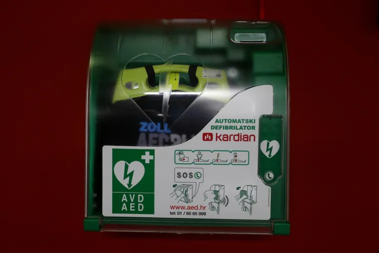Predstavljanje projekta Defibrilatori. Na razini -1 javne garaže Kvatrić postavljen je vanjski uređaj za defibrilaciju