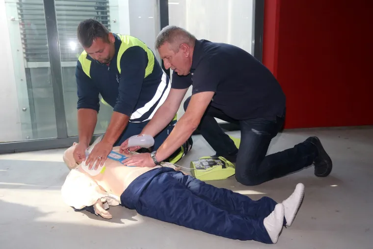 Predstavljanje projekta Defibrilatori. Na razini -1 javne garaže Kvatrić postavljen je vanjski uređaj za defibrilaciju