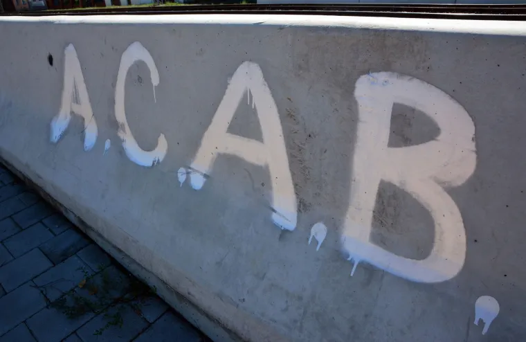 Slavonski Brod: uhićenje Zadranina s natpisom A.C.A.B. na majici inspiriralo grafitere