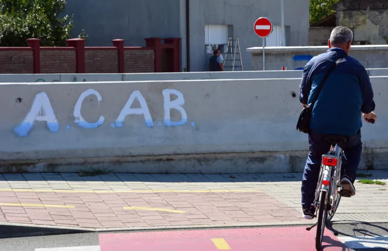 Slavonski Brod: uhićenje Zadranina s natpisom A.C.A.B. na majici inspiriralo grafitere