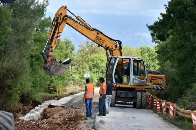 Bri&scaron;evo: U tijeku je sanacija ceste koja je uni&scaron;etna u vodenoj bujici