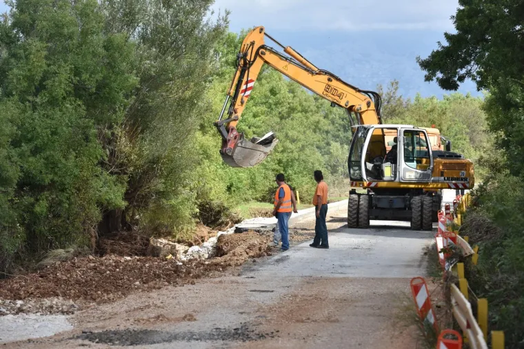 Bri&scaron;evo: U tijeku je sanacija ceste koja je uni&scaron;etna u vodenoj bujici