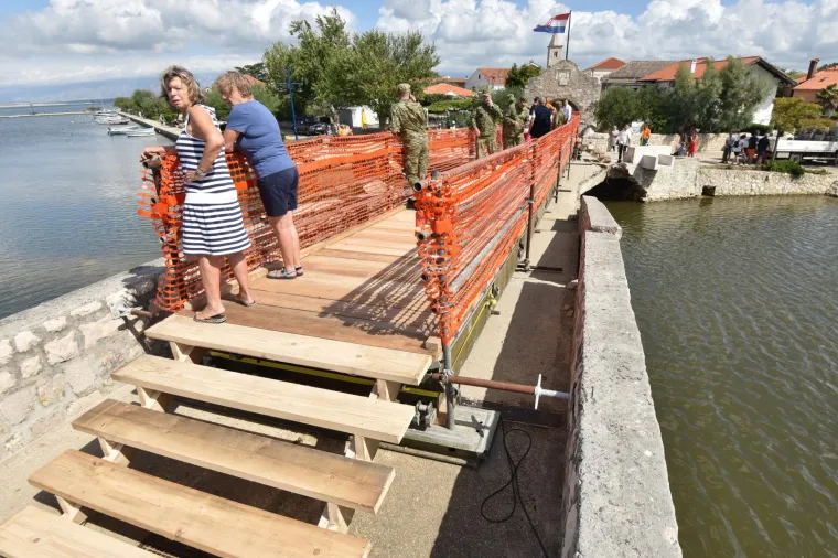 Nin: Vojnici postavili montažni pje&scaron;ački most na mjestu starog koji je uni&scaron;ten tijekom poplava