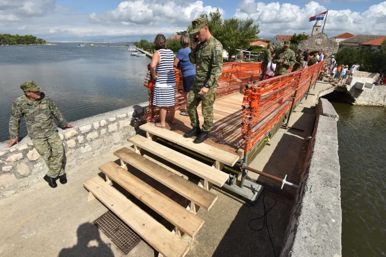 Nin: Vojnici postavili montažni pje&scaron;ački most na mjestu starog koji je uni&scaron;ten tijekom poplava