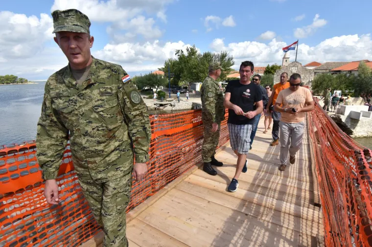 Nin: Vojnici postavili montažni pje&scaron;ački most na mjestu starog koji je uni&scaron;ten tijekom poplava