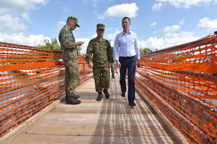 Nin: Vojnici postavili montažni pje&scaron;ački most na mjestu starog koji je uni&scaron;ten tijekom poplava