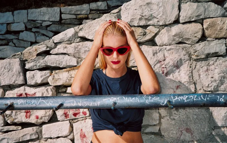 Zalizana kosa i crveni ruž te odjevni klasici poput prugastih majica ili oversize bomberica pokazuju da stil nikada ne izlazi iz mode!