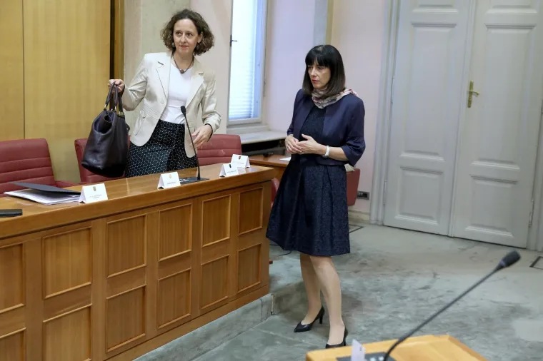 Nakon dvomjesečne ljetne stanke saborski zastupnici vratili su se u klupe i aktualnim prijepodnevom započeli 5. sjednicu Hrvatskog sabora. Iako je bio kišni dan zastupnice i ministrice su se potrudile oko odjevnih kombinacija, neke su bile iznimno modno osviještene. Photo: Patrik Macek/PIXSELL