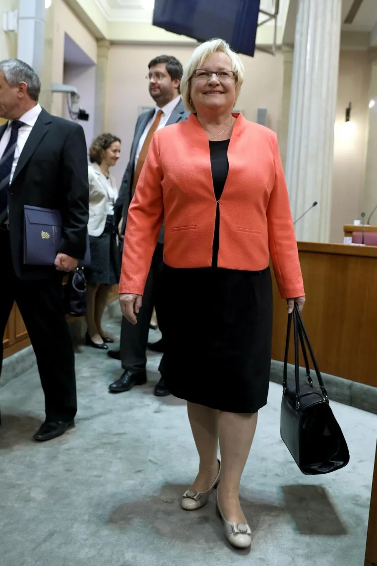 MINISTRICE I ZASTUPNICE KAO IZREZANE IZ MODNIH ČASOPISA: Neke su danas prošetale zanimljive kombinacije, što kažete?