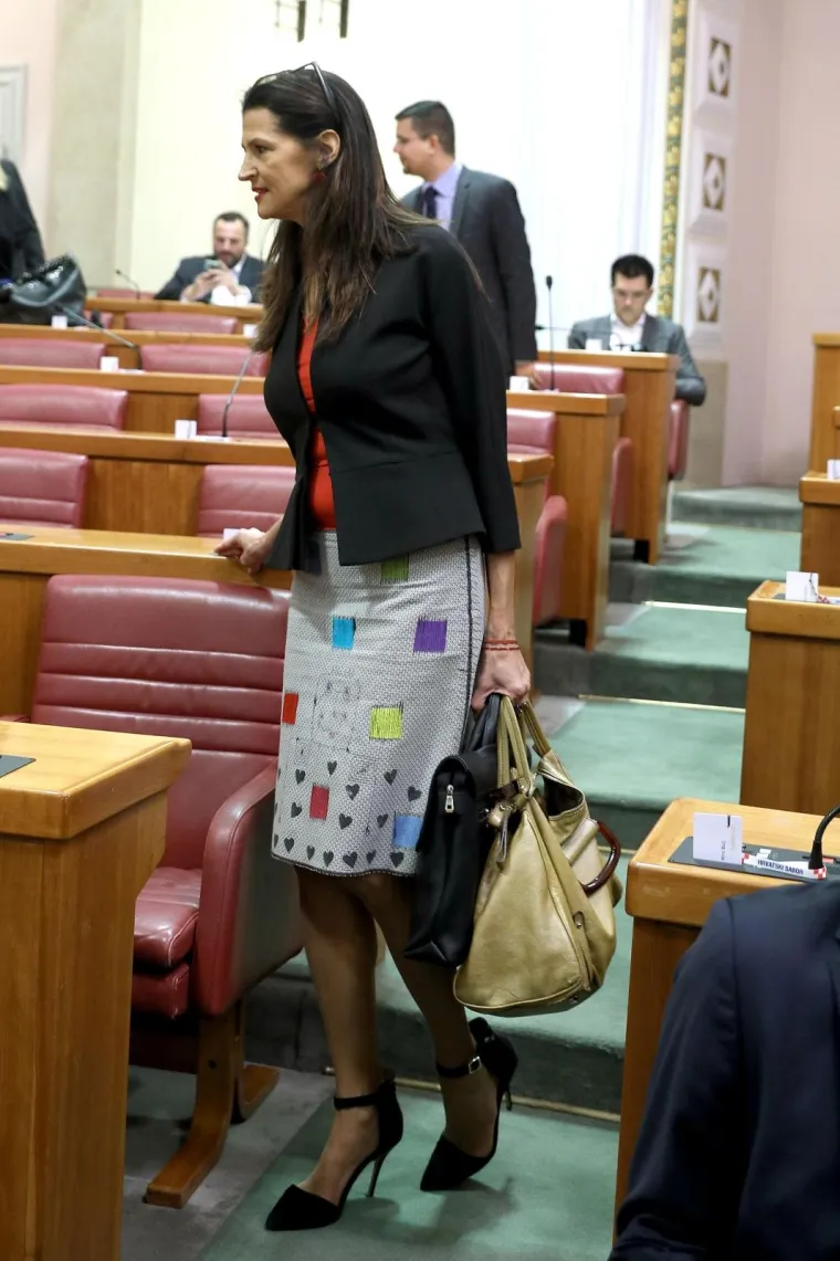 MINISTRICE I ZASTUPNICE KAO IZREZANE IZ MODNIH ČASOPISA: Neke su danas prošetale zanimljive kombinacije, što kažete?