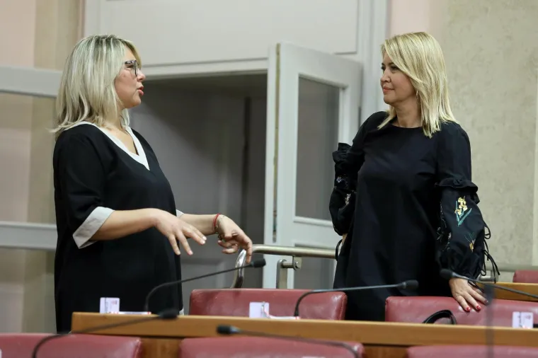 MINISTRICE I ZASTUPNICE KAO IZREZANE IZ MODNIH ČASOPISA: Neke su danas prošetale zanimljive kombinacije, što kažete?