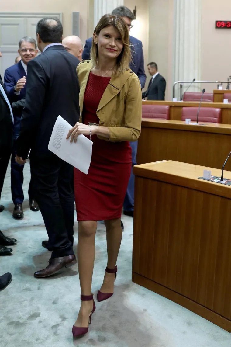 MINISTRICE I ZASTUPNICE KAO IZREZANE IZ MODNIH ČASOPISA: Neke su danas pro&scaron;etale zanimljive kombinacije, &scaron;to kažete?