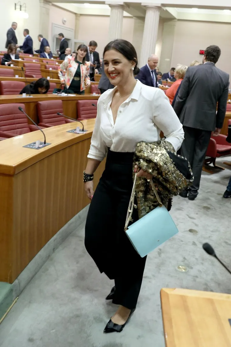 MINISTRICE I ZASTUPNICE KAO IZREZANE IZ MODNIH ČASOPISA: Neke su danas pro&scaron;etale zanimljive kombinacije, &scaron;to kažete?