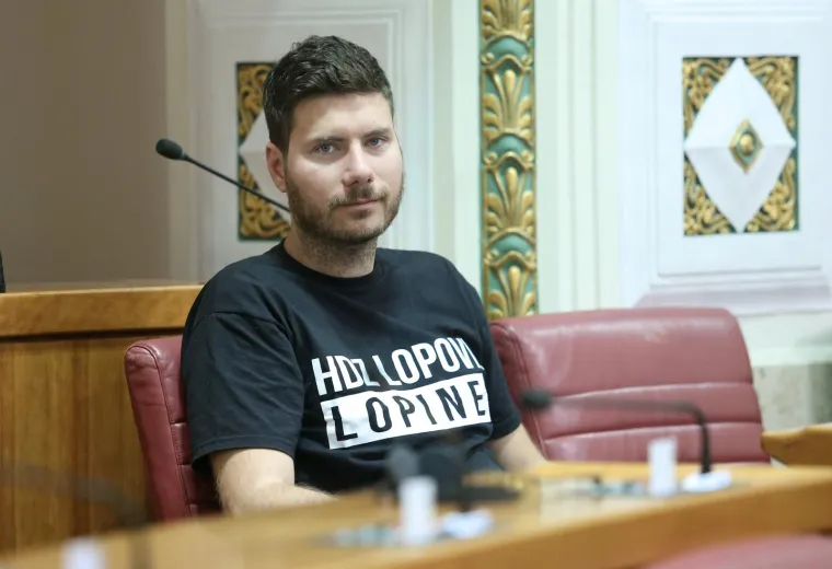 ZASTUPNICI NAKON DUGOG LJETNOG ODMORA OPET U POGONU: Pogledajte u kakvoj je majici Pernar do&scaron;ao u Sabor