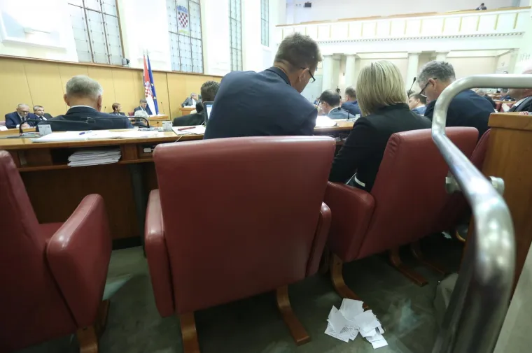 ZASTUPNICI NAKON DUGOG LJETNOG ODMORA OPET U POGONU: Pogledajte u kakvoj je majici Pernar do&scaron;ao u Sabor