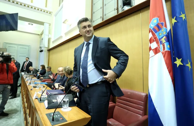 ZASTUPNICI NAKON DUGOG LJETNOG ODMORA OPET U POGONU: Pogledajte u kakvoj je majici Pernar do&scaron;ao u Sabor