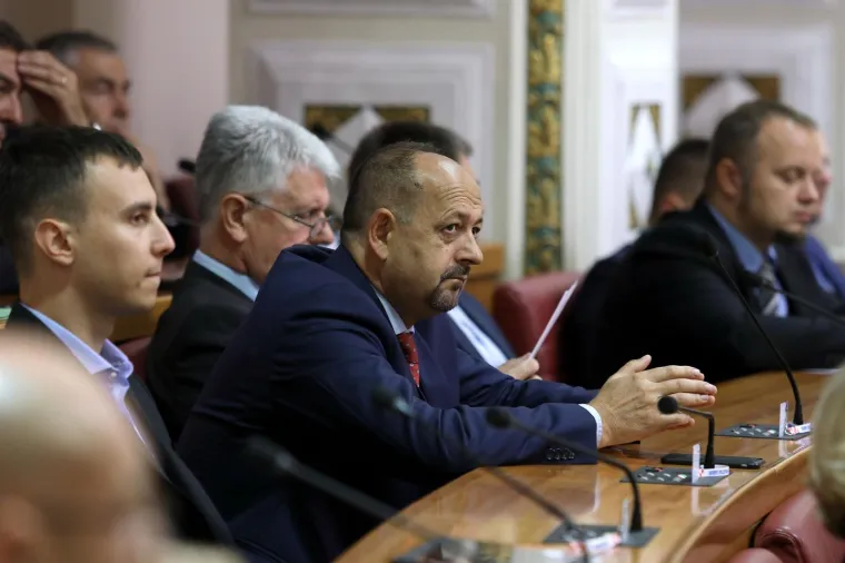 ZASTUPNICI NAKON DUGOG LJETNOG ODMORA OPET U POGONU: Pogledajte u kakvoj je majici Pernar do&scaron;ao u Sabor