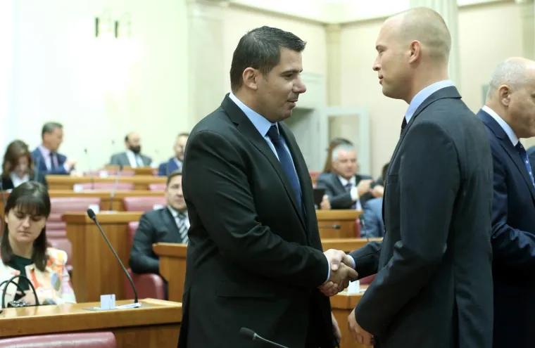 ZASTUPNICI NAKON DUGOG LJETNOG ODMORA OPET U POGONU: Pogledajte u kakvoj je majici Pernar do&scaron;ao u Sabor