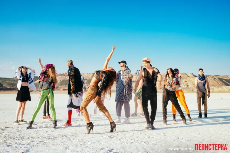 BUJNE GRUDI I DUGE NOGE ČEKAJU 'HAZARDERA': Severina preseksi fotkama najavila novi singl