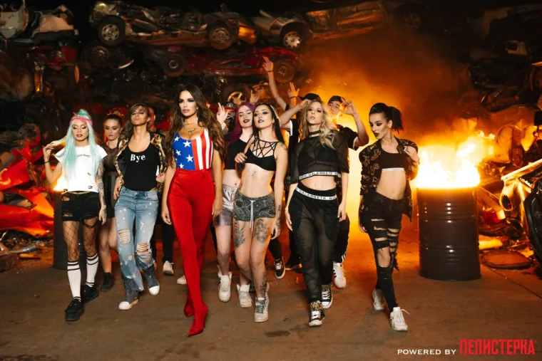 BUJNE GRUDI I DUGE NOGE ČEKAJU 'HAZARDERA': Severina preseksi fotkama najavila novi singl