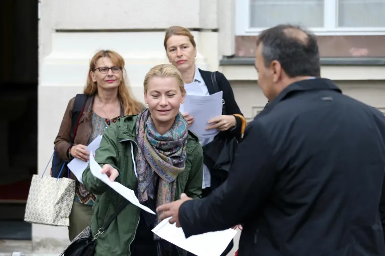 Organizatori prosvjeda dijelili su saborskim zastupnicima letke s pitanjem kako nekome može pasti na pamet da ukine dobru, informativnu, dru&scaron;tveno korisnu i gledanu emisiju javne televizije, uz poruku da građani žele znati &scaron;to se događa u zemlji, ali i da se njihov glas čuje.