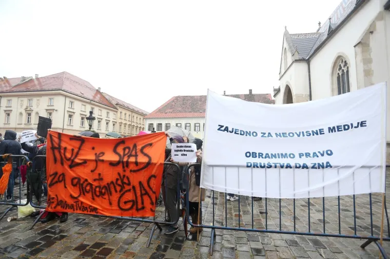 S prosvjeda je poručeno da je neargumentirano ukidanje te emisije zadnji u nizu napada na ustavno pravo javnosti da bude izvije&scaron;tena o svim zbivanjima u dru&scaron;tvu i na pravo svake osobe na slobodu izražavanja i mi&scaron;ljenja, te je zatražen povratak emisije na male ekrane.