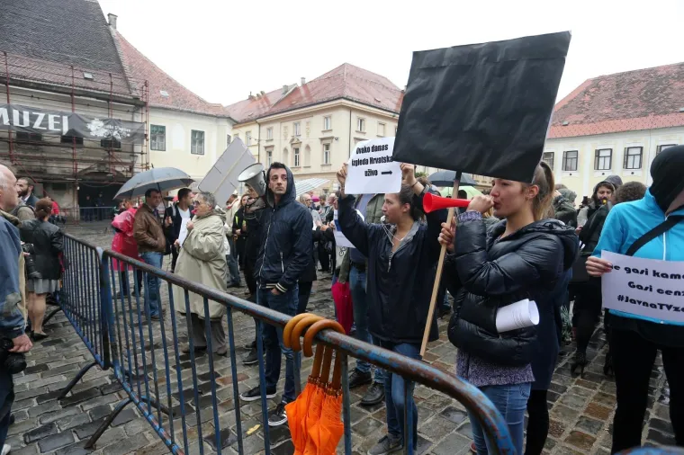 Na prosvjedu se okupilo stotinjak prosvjednika &ndash; novinara iz raznih medija, predstavnika političkih stranaka, udruga i sindikata te poznatih ličnosti iz dru&scaron;tvenog života.