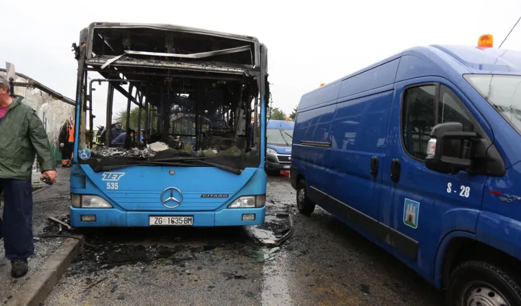 U POTPUNOSTI IZGORIO AUTOBUS ZET-a: Iz gorućeg busa putnici pojurili van