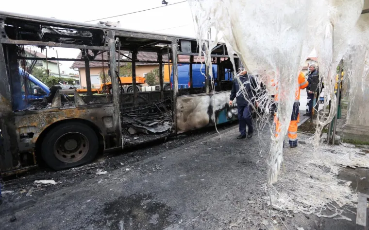 U POTPUNOSTI IZGORIO AUTOBUS ZET-a: Iz gorućeg busa putnici pojurili van